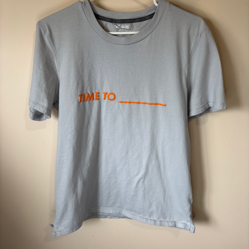Hoka One One Men’s Small Gray & Orange Short Sleeve Cotton Tee